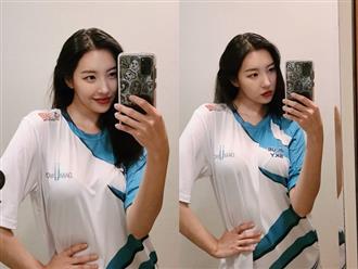 Ngẩn ngơ trước nhan sắc nóng bỏng của cô nàng diện áo Damwon Gaming: Hóa ra là nữ ca sĩ có biệt danh "nữ hoàng quyến rũ Kpop"