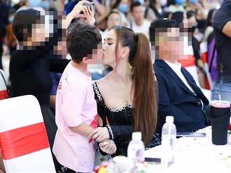 Ngọc Trinh bị chỉ trích vì 'khóa môi' bé trai tại nơi công cộng