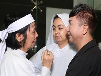 Vợ NSƯT Nguyễn Chánh Tín khóc nức nở trong đám tang chồng, con gái tiết lộ mong muốn cuối đời của ba
