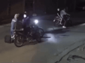 NÓNG: Phẫn nộ nhóm thanh niên táo tợn cướp xe máy mặc nữ lao công khóc lóc van xin
