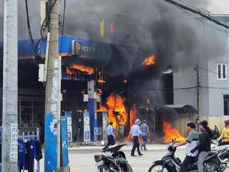 Cây xăng bốc cháy dữ dội ở Bình Định vì khách vứt đầu thuốc lá bừa bãi 