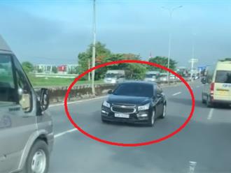 Nữ tài xế ô tô thản nhiên đi ngược chiều trên cao tốc đông xe lớn qua lại 