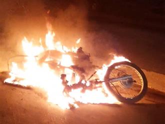 Người dân tại Long An hốt hoảng vì một thanh niên la hét, chửi bới sau đó tự đốt xe 