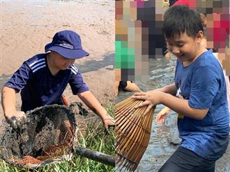 Bất ngờ với hình ảnh con trai Lê Phương lội sình bắt cá, người dính đầy bùn đất