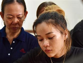Con gái cố nghệ sĩ Lê Bình xúc động, thẫn thờ nhìn cha lần cuối trong lễ khâm liệm