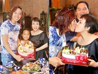 Kỷ niệm 13 năm ngày cưới, Việt Hương và chồng 'khóa môi' say đắm trước mặt con gái