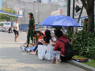 Người hâm mộ đội nắng trên phố đi bộ Nguyễn Huệ chờ các cầu thủ U23 Việt Nam