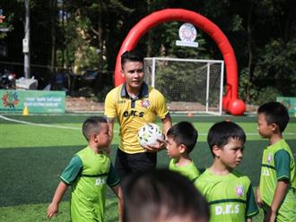 Quang Hải làm thầy giáo dạy trẻ em ở quê đá bóng, lần đầu khoe ảnh bên Huỳnh Anh sau scandal bị hack Facebook