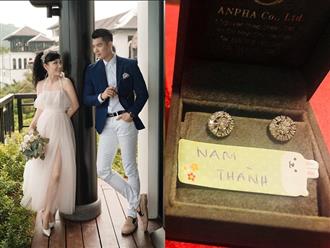 Sau đám cưới, vợ doanh nhân lớn tuổi của Trương Nam Thành khoe kỷ vật của bà nội chồng tặng