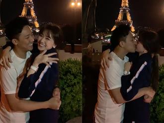 Trấn Thành - Hari Won kỷ niệm 1200 ngày yêu nhau bằng màn hôn đắm đuối dưới tháp Eiffels nhưng lại bất ngờ bị "phá đám" vì điều này
