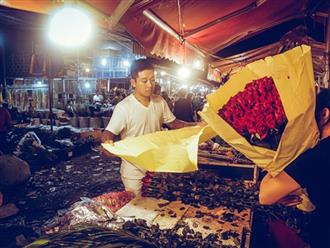 Tuấn Hưng đăng ảnh đi chợ mua hoa tặng vợ từ 4h sáng