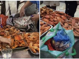 Ăn buffet giá 400.000/suất, nhóm khách 7 người đút túi hơn 10kg hải sản mang về