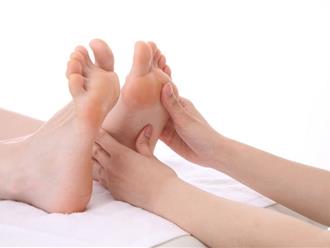 Bàn chân bị lạnh là dấu hiệu cảnh báo một số bệnh tiềm ẩn: Chớ bỏ qua kẻo ủ bệnh trong người!