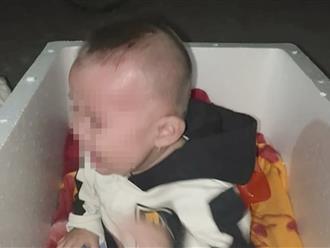 Cháu bé 6 tháng tuổi bị bỏ rơi bên vệ đường, ngồi trong thùng xốp, khóc khản cổ vì sợ hãi 