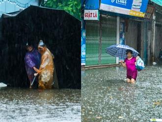 Hà Nội: Hàng loạt tuyến phố ngập nặng sau cơn mưa lớn, người dân "bì bõm" lội trong nước