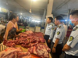 Kinh hoàng kho thịt lợn ôi thiu chờ tiêu thụ: Gần 3 tấn có dấu biến đổi màu, sắp được "tuồn" ra chợ