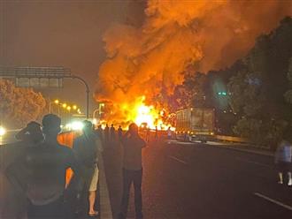Biển lửa 'nhấn chìm' cao tốc sau cú va chạm dữ dội giữa xe bồn chở xăng và xe tải: Nổ lớn, cột khói bốc cao hàng chục mét