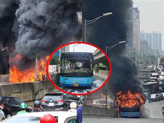 Hà Nội: Đang di chuyển, xe buýt bất ngờ cháy ngùn ngụt, cột khói bốc cao hàng chục mét