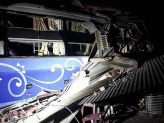 Xe khách tông sập nhà dân trong đêm, tài xế tử vong, hành khách đập cửa kính thoát nạn 
