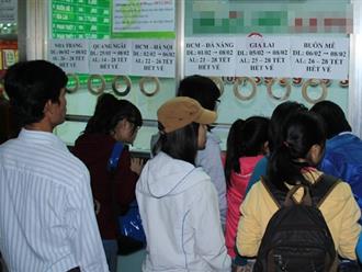 Người dân miền Trung chật vật mua vé về Tết: Xếp hàng xuyên đêm vẫn lắc đầu ra về vì không có vé
