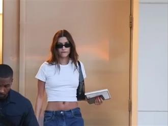 Hailey Bieber khoe vòng eo “con kiến” với chiếc quần jeans ống rộng và áo thun trắng giản dị sau buổi chụp hình tại Los Angeles