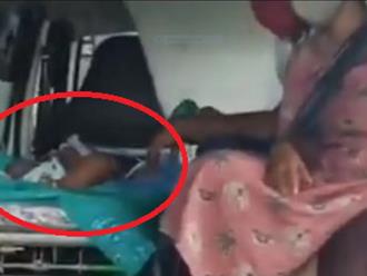 Bé gái 16 tháng tuổi chết trước cửa bệnh viện vì Covid-19 ở Ấn Độ, mẹ gào khóc cầu xin giúp đỡ nhưng không một cánh tay nào chìa ra