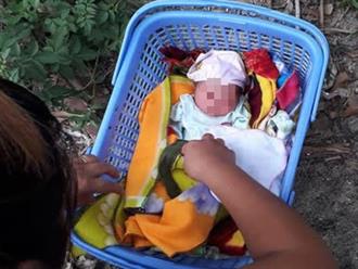 Cặp vợ chồng ở Hà Tĩnh phát hiện bé gái 2 ngày tuổi bị bỏ rơi dưới gốc xoài, kèm phong bì tiền 200.000 đồng