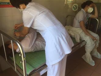 Nữ nhân viên y tế mồ hôi ướt đẫm áo, ngất xỉu khi đang lấy mẫu bệnh phẩm ở 'ổ dịch' Bắc Ninh