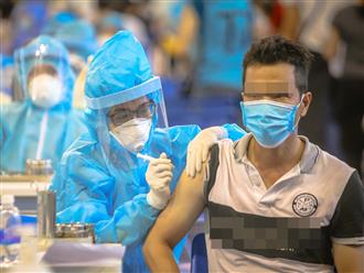 Một học sinh ở Bình Thuận tiêm 2 mũi trong một buổi sáng: Xong mũi 1, đang ngồi có một cô y tá đến tiêm liền mũi 2 