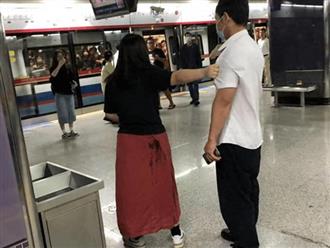 Đang đi tàu điện ngầm, cô gái phát hiện trên váy có dính dịch thể lạ liền báo cảnh sát