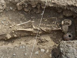 Hài cốt thiếu nữ 16 tuổi được khai quật với 35 vết thương trên người, chuyện gì đã xảy ra cách đây 7.000 năm?