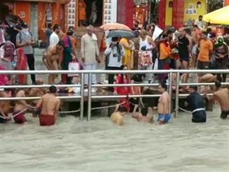 Không đeo khẩu trang và giữ khoảng cách, hàng trăm người dân Ấn Độ tiếp tục tụ tập bên sông Hằng trong một lễ hội