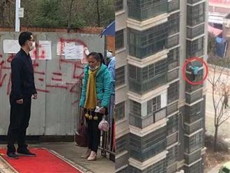 Tâm dịch Vũ Hán: Người phụ nữ 62 tuổi leo từ tầng 8 xuống đất khiến cộng đồng mạng 'dậy sóng'