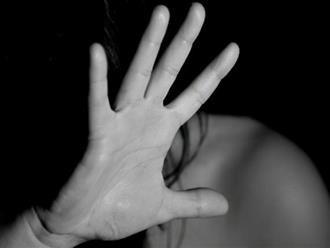 Thiếu nữ 17 tuổi bị cha ruột cưỡng hiếp và ép quan hệ với hơn 20 người đàn ông khác