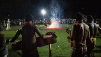 Clip 11 phút những người đàn ông chân trần chạy qua lửa và than đỏ gây sửng sốt trong lễ hội bộ tộc