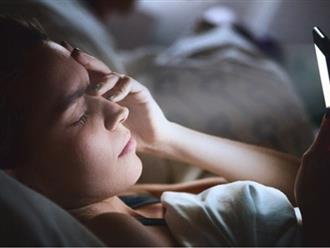 Chơi điện thoại trong thời gian dài trước khi đi ngủ, bác sĩ cảnh báo cơ thể sẽ phải chịu 5 loại “đau đớn” này