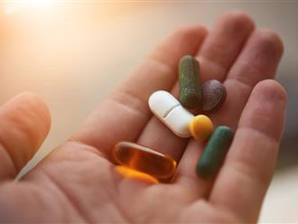 Bật mí lợi ích không thể ngờ tới của việc uống vitamin tổng hợp đối với người già