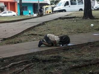 Cả thế giới bật khóc trước cảnh cô bé nghèo quỳ gối liếm nước bẩn từ vũng nước bên đường