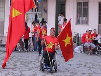 Chàng trai khuyết tật tự đi xe ba bánh gần 40 km đến Hà Nội cổ vũ đội tuyển Việt Nam trong trận đấu với tuyển Philippines