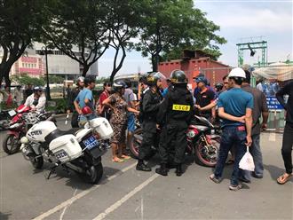 Clip cảnh sát cơ động thúc gối vào bụng nam sinh giữa đường phố Sài Gòn gây bức xúc