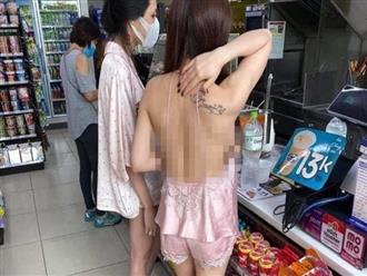 Cô gái mặc áo 2 dây để lộ toàn bộ lưng trần cùng vòng 1 hớ hênh khi mua đồ ở cửa hàng tiện lợi khiến nhiều người "nóng mắt"