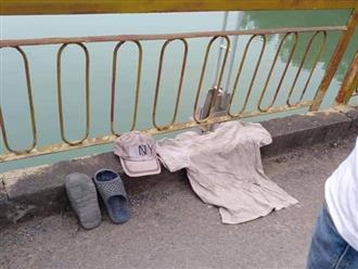 Cởi áo để lại trên cầu, người đàn ông nhảy xuống sông Lam tự tử