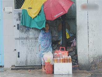 Cụ bà ngồi co ro giữa cơn mưa Sài Gòn để bán từng hủ mắm mưu sinh: "Con nó hết thương ngoại rồi, giờ sống được ngày nào hay ngày đó"