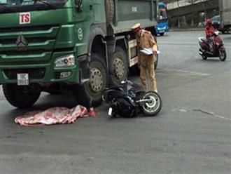 Hà Nội: Xe máy va chạm với xe tải, bé trai 2 tuổi văng xuống đường bị cán tử vong 
