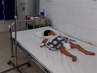 Em bé ở Mường Lát được vợ chồng Sài Gòn nhận nuôi phải nhập viện