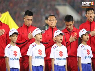 Giây phút chào cờ xúc động của đội tuyển Việt Nam, Đình Trọng, Hồng Duy cùng cầu nguyện trước khi xung trận