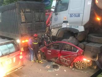 Hà Nội: Tai nạn liên hoàn lúc chờ đèn đỏ, xe container đè bẹp ô tô con khiến 3 người tử vong lúc rạng sáng