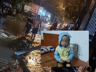 Chạy xe trên đường ngập, hai phụ nữ bị điện giật thương vong, xót cảnh bé trai 2 tuổi bơ vơ ngồi chờ mẹ cấp cứu trong bệnh viện