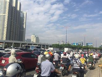 Hàng trăm người đứng xem xác chết nam thanh niên 24 tuổi, giao thông kẹt cứng trên cầu Sài Gòn