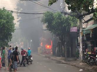 Cháy bãi giữ xe ở gần Sân bay Tân Sơn Nhất, 3 "xế hộp" bị thiêu tụi